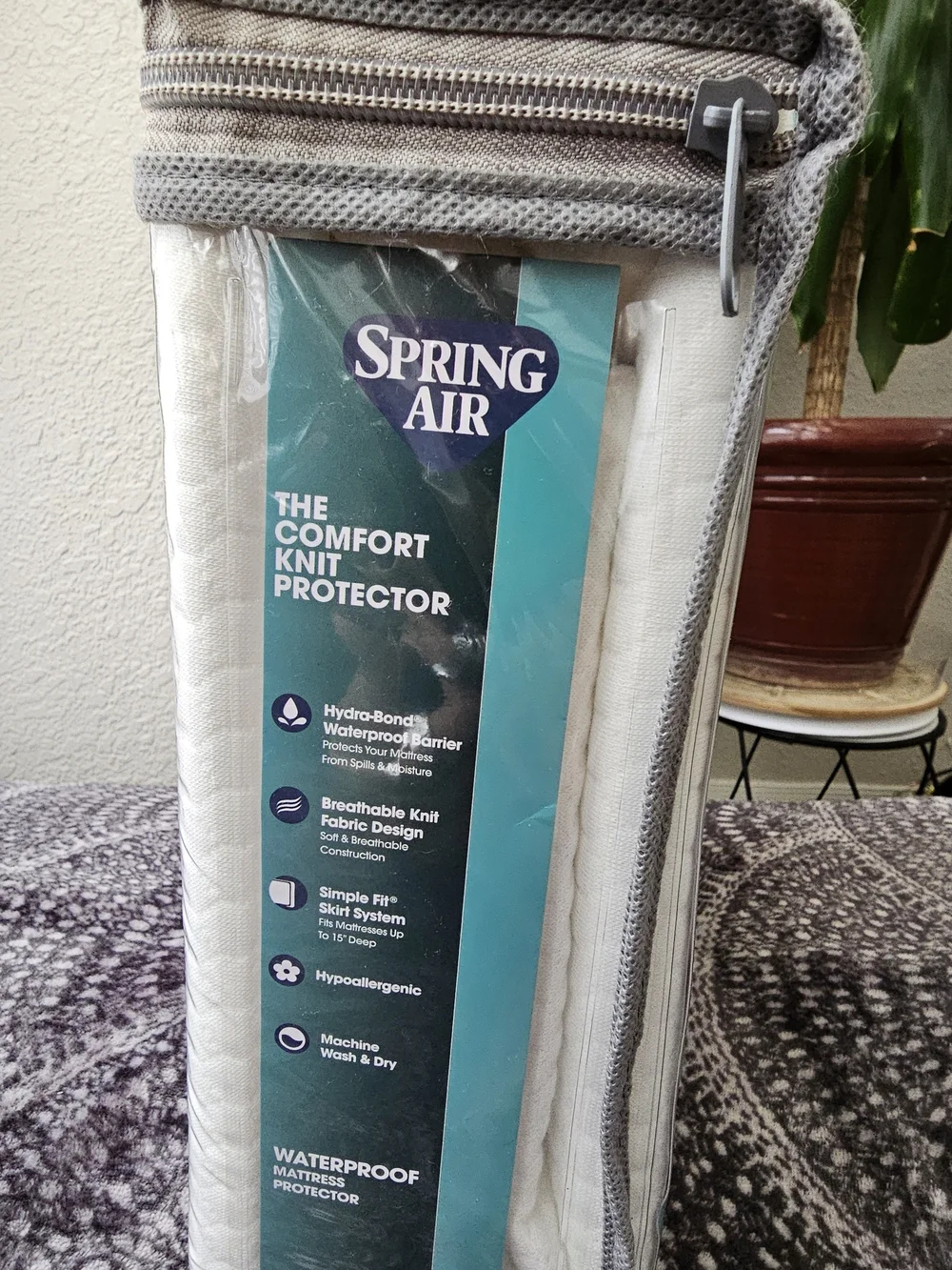Queen Comfort Knit Waterproof Mattress Protector - White NWT